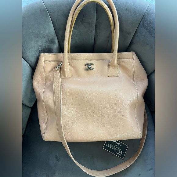 CHANEL Handbags - Vintage caviar Chanel Exec Cerf Tote beige